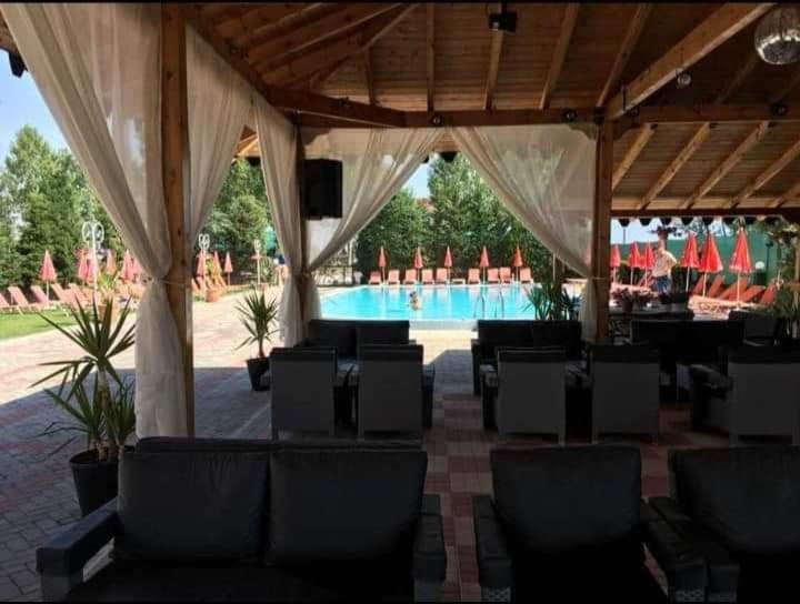House Of Horses Shtepia E Kuajve Hotel Корча Екстериор снимка