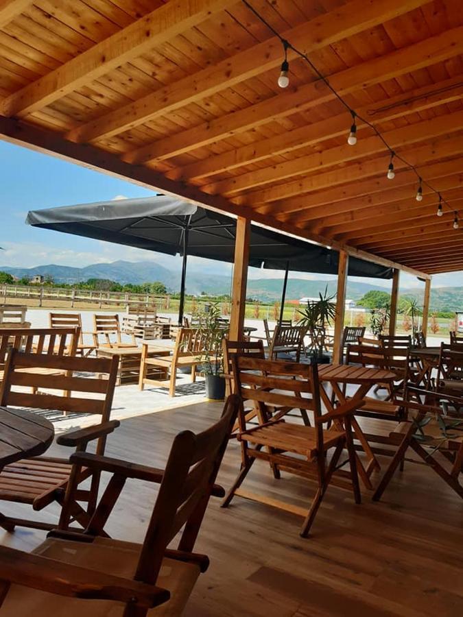 House Of Horses Shtepia E Kuajve Hotel Корча Екстериор снимка