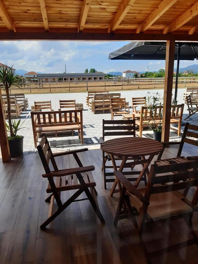 House Of Horses Shtepia E Kuajve Hotel Корча Екстериор снимка