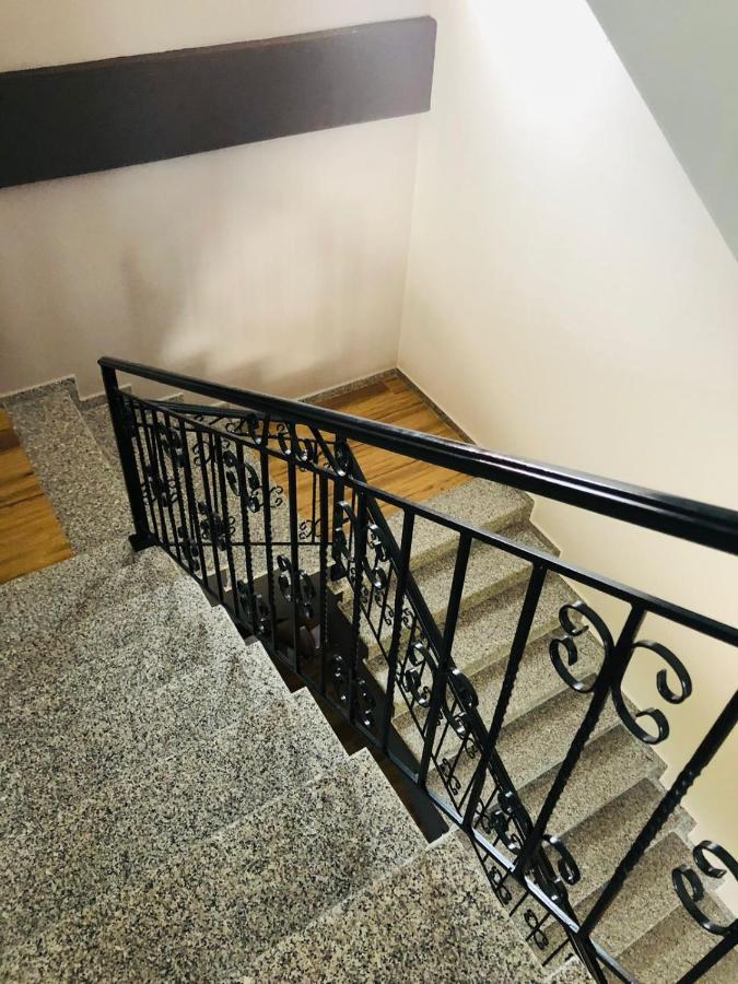 House Of Horses Shtepia E Kuajve Hotel Корча Екстериор снимка