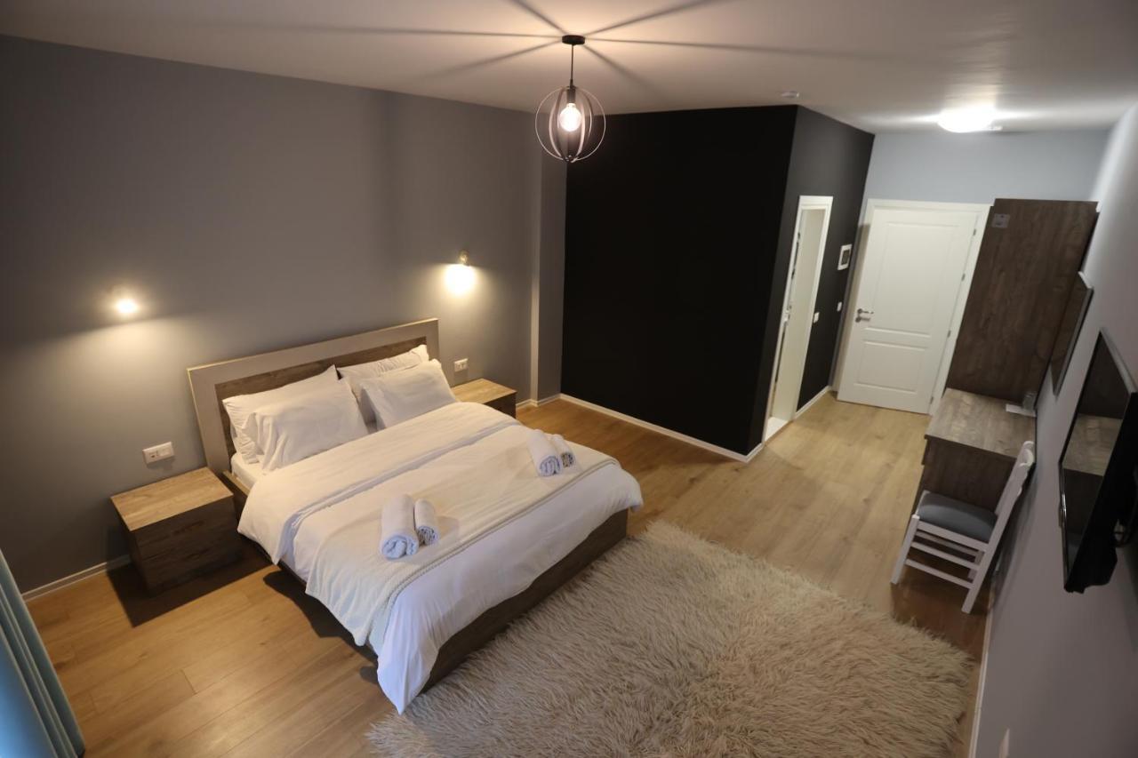 House Of Horses Shtepia E Kuajve Hotel Корча Екстериор снимка
