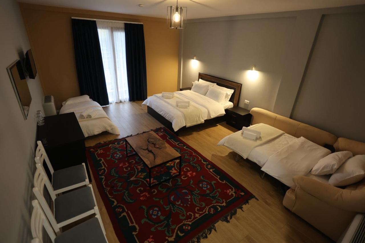 House Of Horses Shtepia E Kuajve Hotel Корча Екстериор снимка