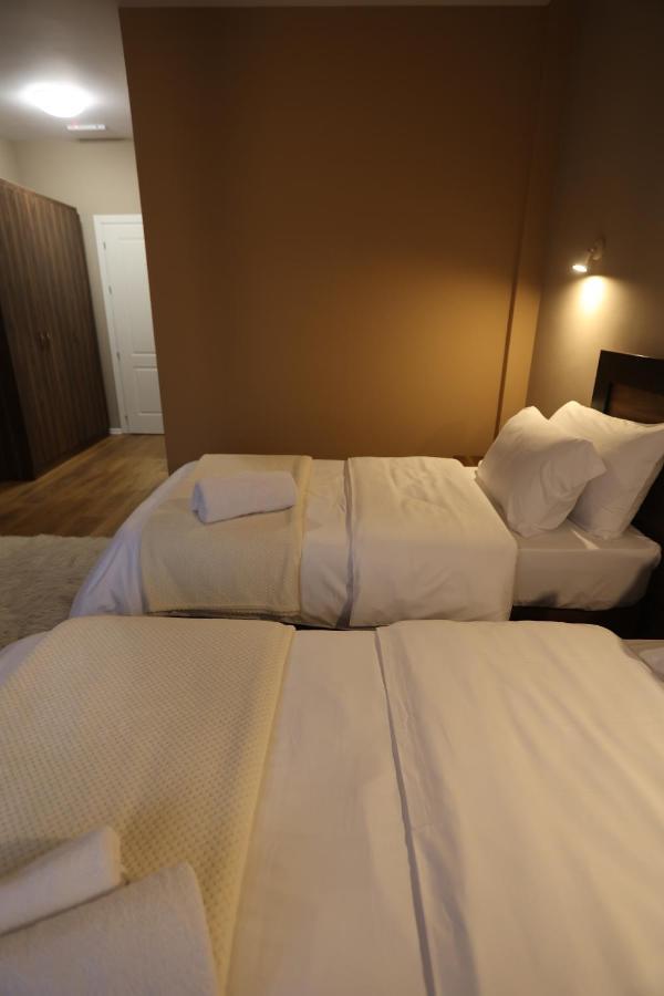 House Of Horses Shtepia E Kuajve Hotel Корча Екстериор снимка