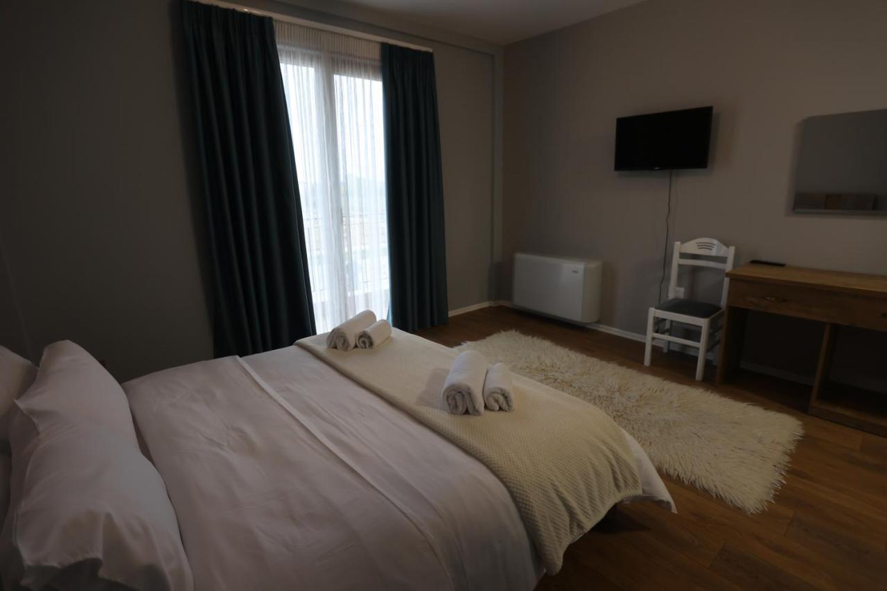 House Of Horses Shtepia E Kuajve Hotel Корча Екстериор снимка