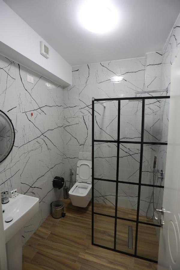 House Of Horses Shtepia E Kuajve Hotel Корча Екстериор снимка