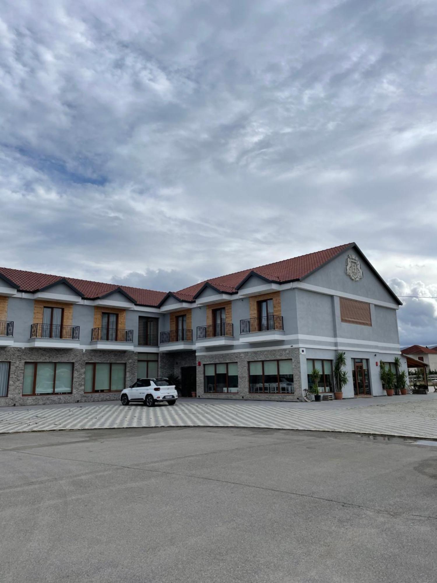 House Of Horses Shtepia E Kuajve Hotel Корча Екстериор снимка